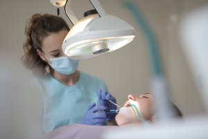 Comment se déroule la pose implant dentaire et combien cela coûte ?