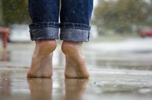 Pieds secs : trucs et astuces pour retrouver des pieds tout doux