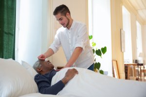 Seniors en résidence : les avantages des soins à domicile